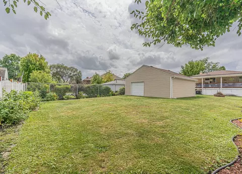 Exterior - 2275 Westview Dr, Des Plaines, IL 60018 photo 8 of 10