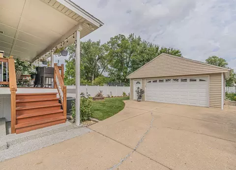 Exterior - 2275 Westview Dr, Des Plaines, IL 60018 photo 4 of 10