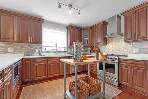Kitchen - 2275 Westview Dr, Des Plaines, IL 60018 photo 3 of 6