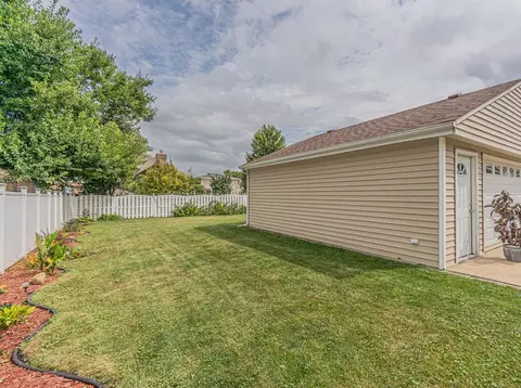 Exterior - 2275 Westview Dr, Des Plaines, IL 60018 photo 6 of 10