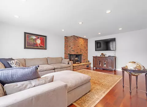 Living - 2275 Westview Dr, Des Plaines, IL 60018 photo 2 of 7