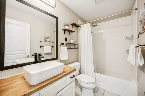 Bath - 2512 Violet St, Glenview, IL 60026 photo 3 of 4