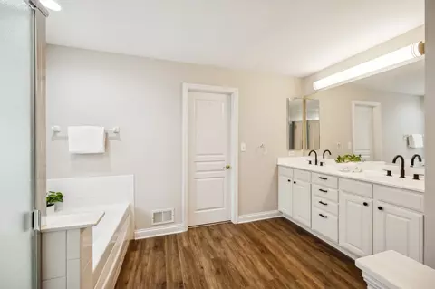 Bath - 2512 Violet St, Glenview, IL 60026 photo 2 of 4