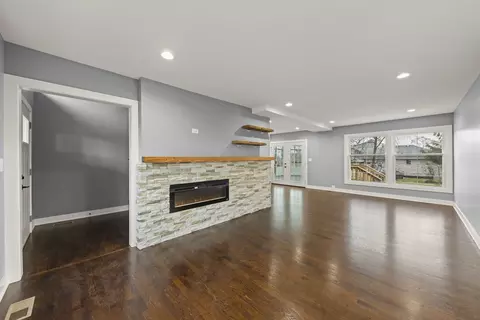 Living - 6503 S Ridge Rd, Willowbrook, IL 60527 photo 2 of 3
