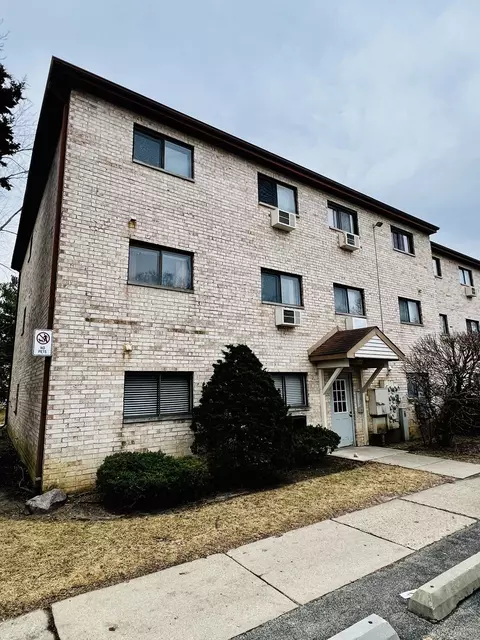 513 E Spruce Dr #1B, Palatine, IL 60067