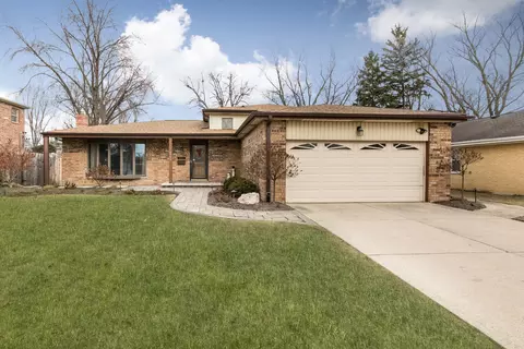 905 N Brentwood Ln, Mount Prospect, IL 60056