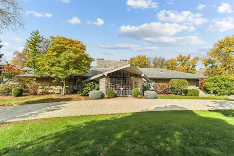60 Baybrook Ln, Oak Brook, IL 60523