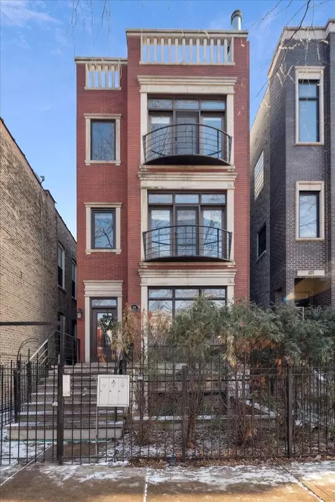 831 N Winchester Ave #1, Chicago, IL 60622