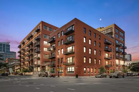 226 N Clinton St #220, Chicago, IL 60661