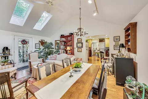 Dining - 800 Harlem Ave, Glenview, IL 60025 photo 4 of 5