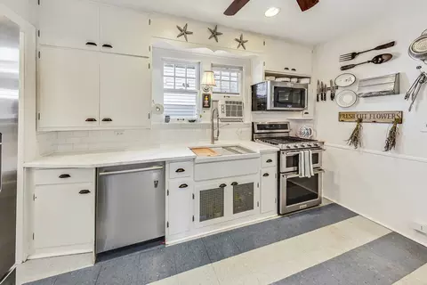 Kitchen - 800 Harlem Ave, Glenview, IL 60025 photo 3 of 6