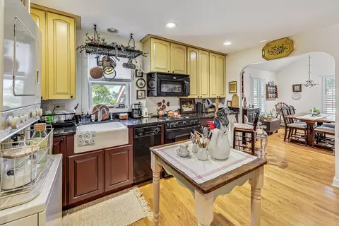 Kitchen - 800 Harlem Ave, Glenview, IL 60025 photo 6 of 6