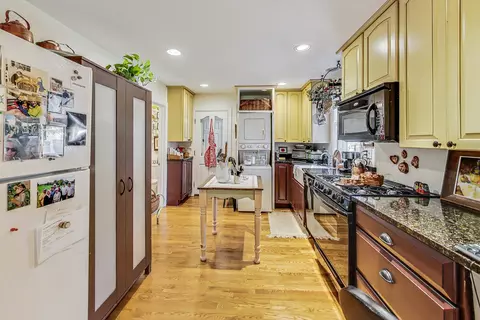Kitchen - 800 Harlem Ave, Glenview, IL 60025 photo 5 of 6