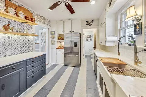 Kitchen - 800 Harlem Ave, Glenview, IL 60025 photo 2 of 6