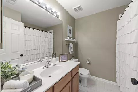 Bath - 2352 Georgetown Cir, Aurora, IL 60503 photo 3 of 3
