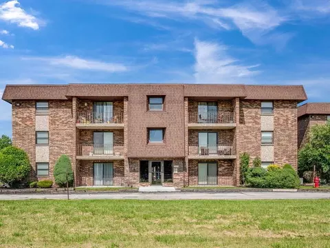 2237 175th St #2D, Lansing, IL 60438