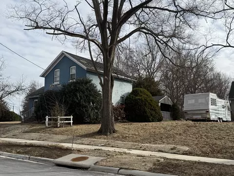 839 E Center St, Freeport, IL 61032