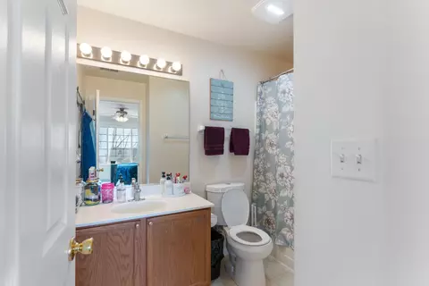 Bath - 2546 Hatfield Ct, Elgin, IL 60123 photo 2 of 3