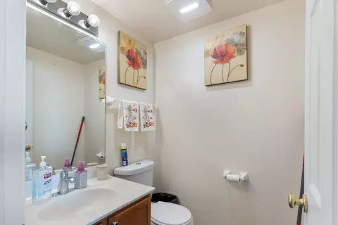 Bath - 2546 Hatfield Ct, Elgin, IL 60123 photo 1 of 3