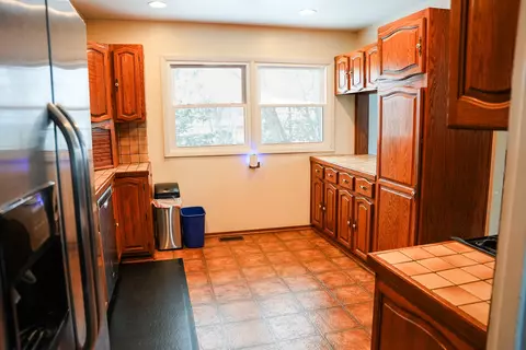 Kitchen - 1680 Chippendale Rd, Hoffman Estates, IL 60169 photo 1 of 2