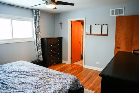 Bedroom - 1680 Chippendale Rd, Hoffman Estates, IL 60169 photo 5 of 8