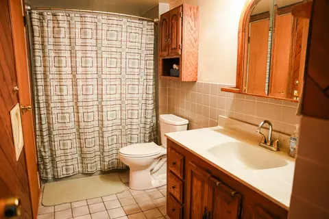 Bath - 1680 Chippendale Rd, Hoffman Estates, IL 60169 photo 1 of 2