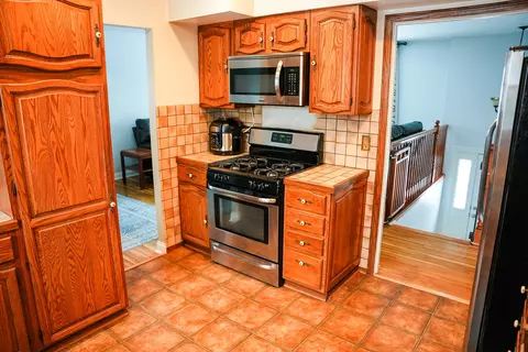 Kitchen - 1680 Chippendale Rd, Hoffman Estates, IL 60169 photo 2 of 2