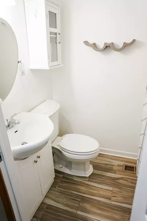 Bath - 1680 Chippendale Rd, Hoffman Estates, IL 60169 photo 2 of 2
