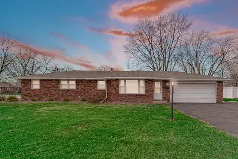 615 Hemlock Ln, Bradley, IL 60915