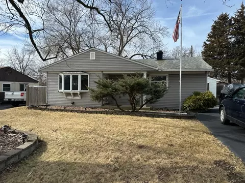 10 Robin Rd, Carpentersville, IL 60110