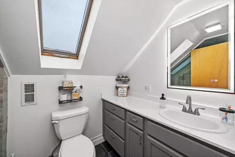 Bath - 3636 S Hermitage Ave, Chicago, IL 60609 photo 5 of 6