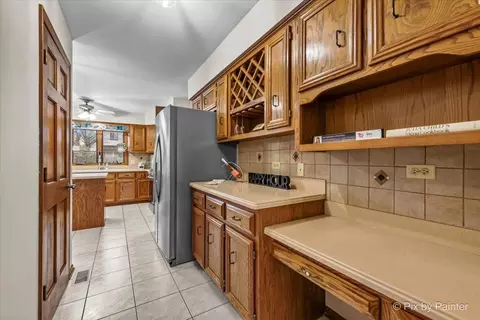 225 Aron Ct, Bartlett, IL 60103 photo 12
