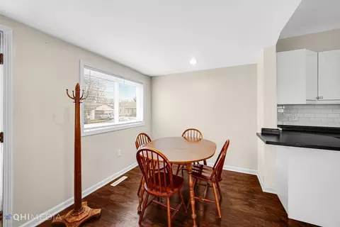 Dining - 921 Pine St, Ottawa, IL 61350 photo 1 of 2