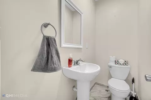 Bath - 921 Pine St, Ottawa, IL 61350 photo 1 of 2