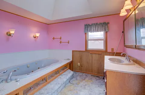 Bath - 217 E North St, Dwight, IL 60420 photo 3 of 4