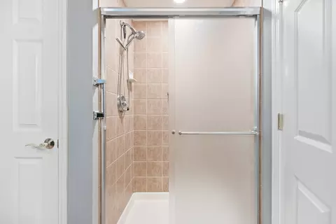 Bath - 1277 E Thacker St #506, Des Plaines, IL 60016 photo 2 of 3