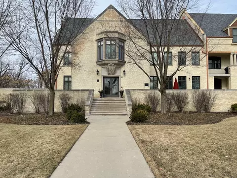213 Leonard Wood North Dr #102, Highland Park, IL 60035