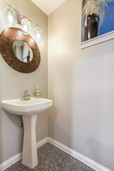 Bath - 817 E 38th St, Chicago, IL 60653 photo 1 of 7