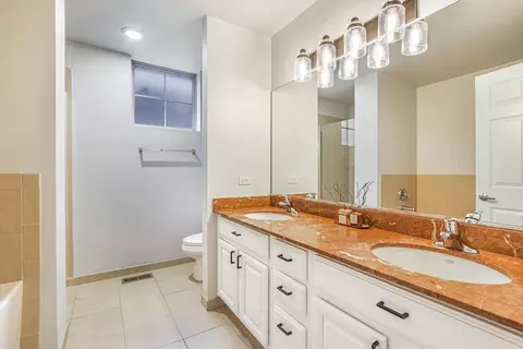 Bath - 817 E 38th St, Chicago, IL 60653 photo 2 of 7