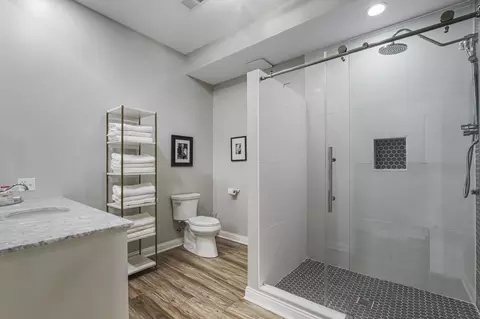 Bath - 817 E 38th St, Chicago, IL 60653 photo 6 of 7
