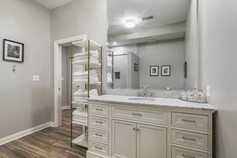 Bath - 817 E 38th St, Chicago, IL 60653 photo 7 of 7