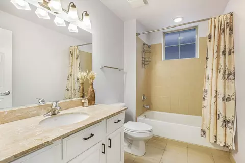 Bath - 817 E 38th St, Chicago, IL 60653 photo 5 of 7