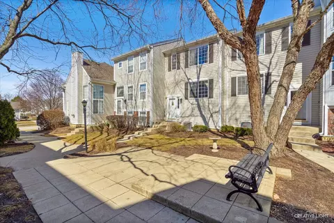 306 E Victoria Cir, North Aurora, IL 60542