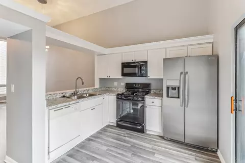 Kitchen - 375 Willow Tree Ct, Hoffman Estates, IL 60169 photo 1 of 2