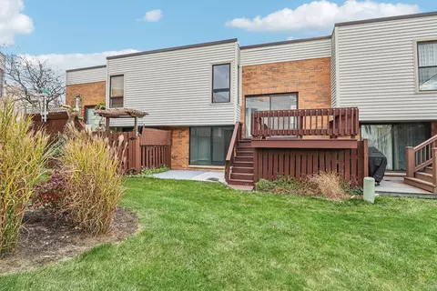 Exterior - 375 Willow Tree Ct, Hoffman Estates, IL 60169 photo 5 of 7