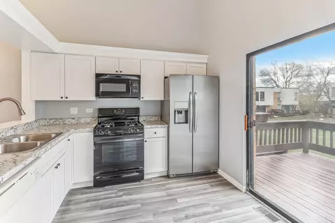 Kitchen - 375 Willow Tree Ct, Hoffman Estates, IL 60169 photo 2 of 2