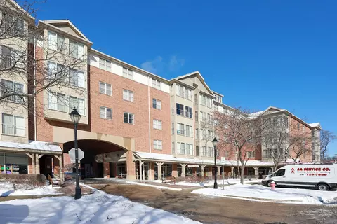 100 N Bokelman St #422, Roselle, IL 60172