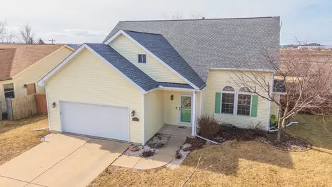 2211 Bracebridge Rd, Bloomington, IL 61704