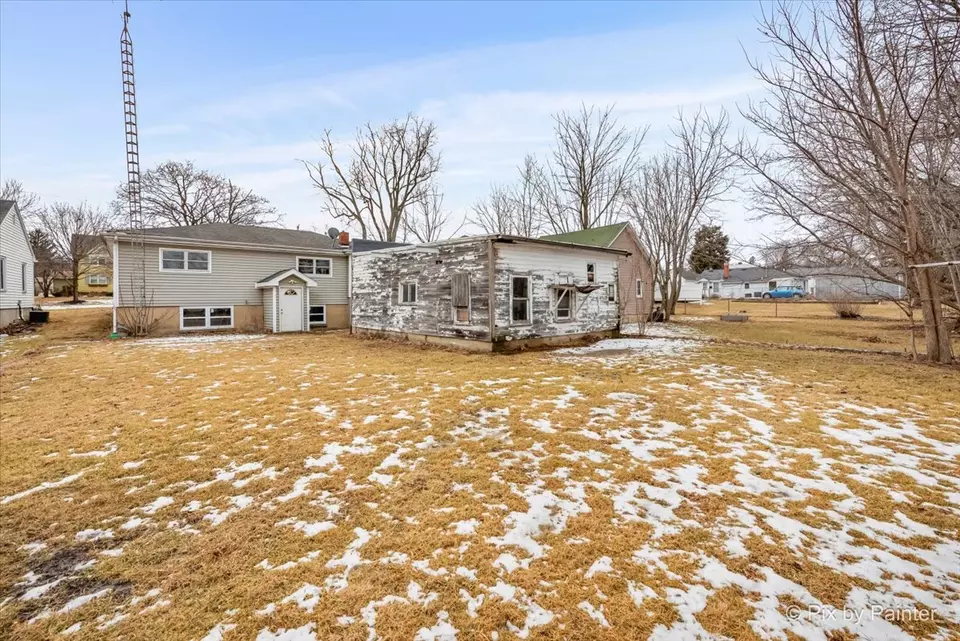 Exterior - 624 Oak St, Woodstock, IL 60098 photo 4 of 9