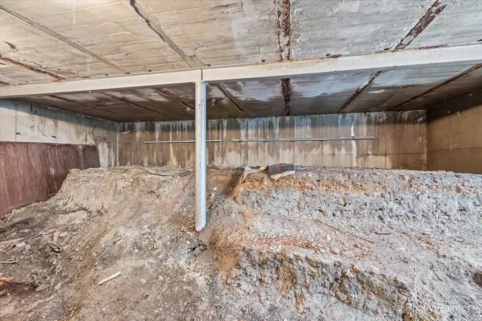 Exterior - 624 Oak St, Woodstock, IL 60098 photo 2 of 9